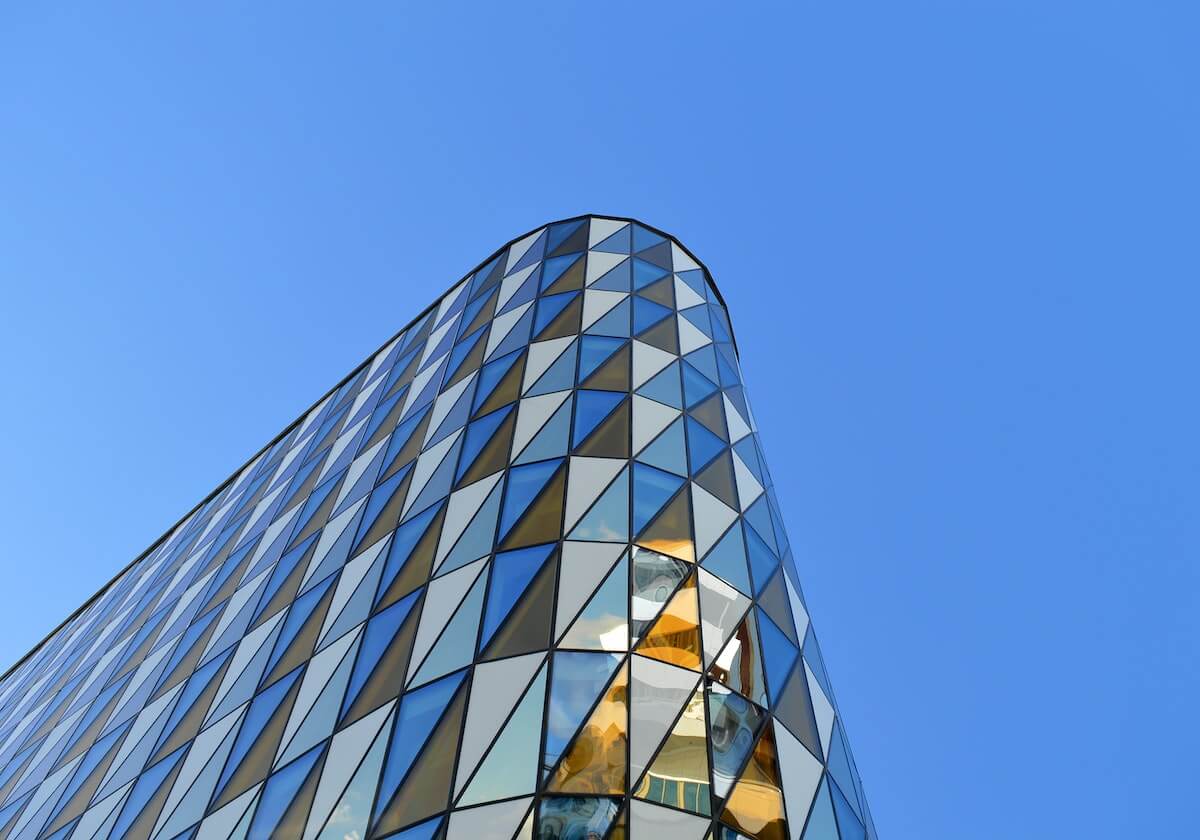 萨巴伦卡当面把阿尔卡拉斯叫成辛纳，阿卡假装抱着奖杯要离场