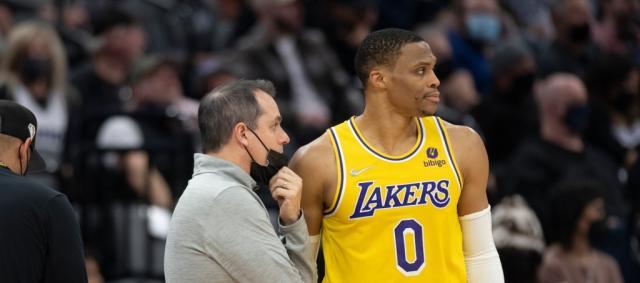 开云权威入口-从薪金维度分析湖人未来 分期裁掉韦少是最优解？